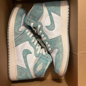 Air Jordan 1 - Green Turbo

Boys size 7Y- womens 8.5 - men’s 7